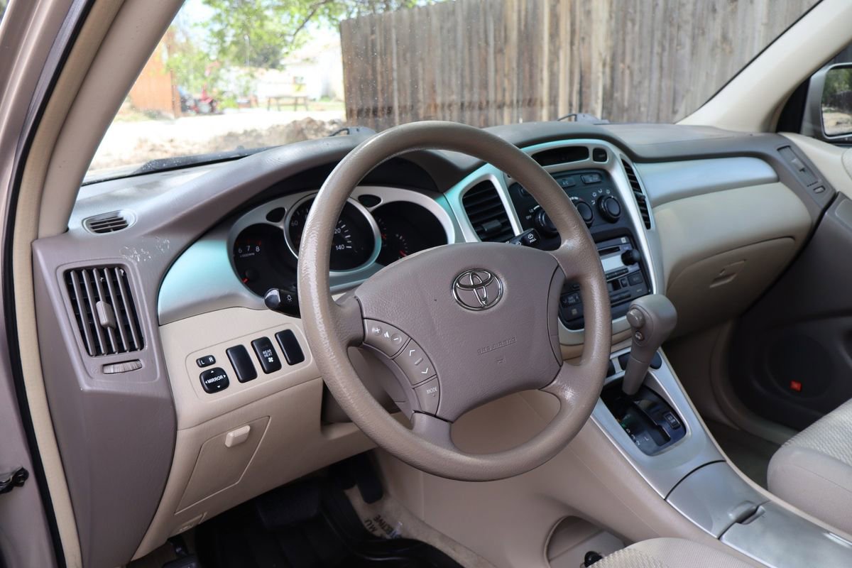 Used 2005 Toyota Highlander 2WD V6 w/ 3rd Row image 15