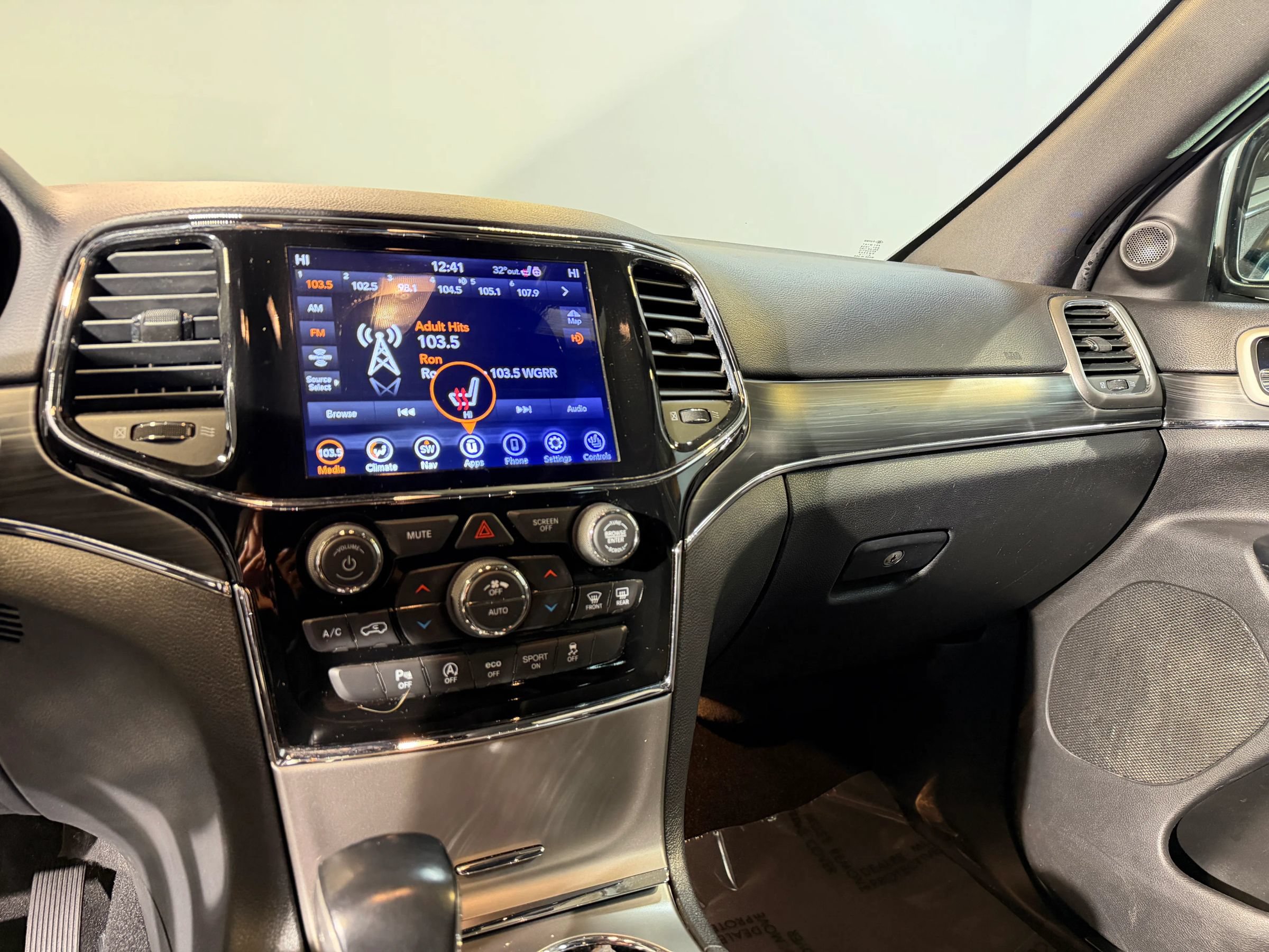 Used 2020 Jeep Grand Cherokee Limited w/ Luxury Group II RWD image 16