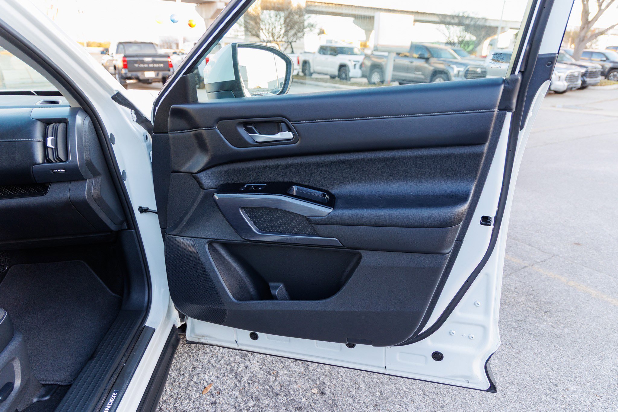 Used 2023 Nissan Pathfinder SL w/ Lighting Package (N92) image 53