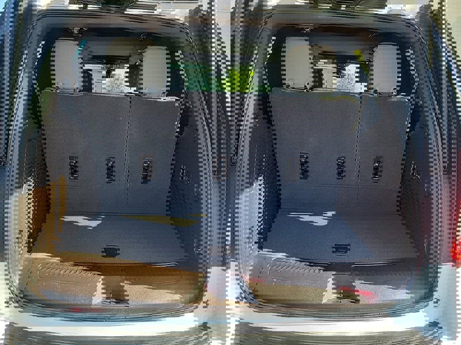 Used 2023 GMC Yukon SLT w/ SLT Premium Package image 8