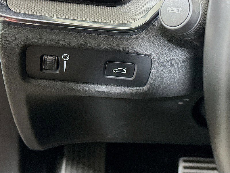 Used 2019 Volvo S60 T5 R-Design image 10