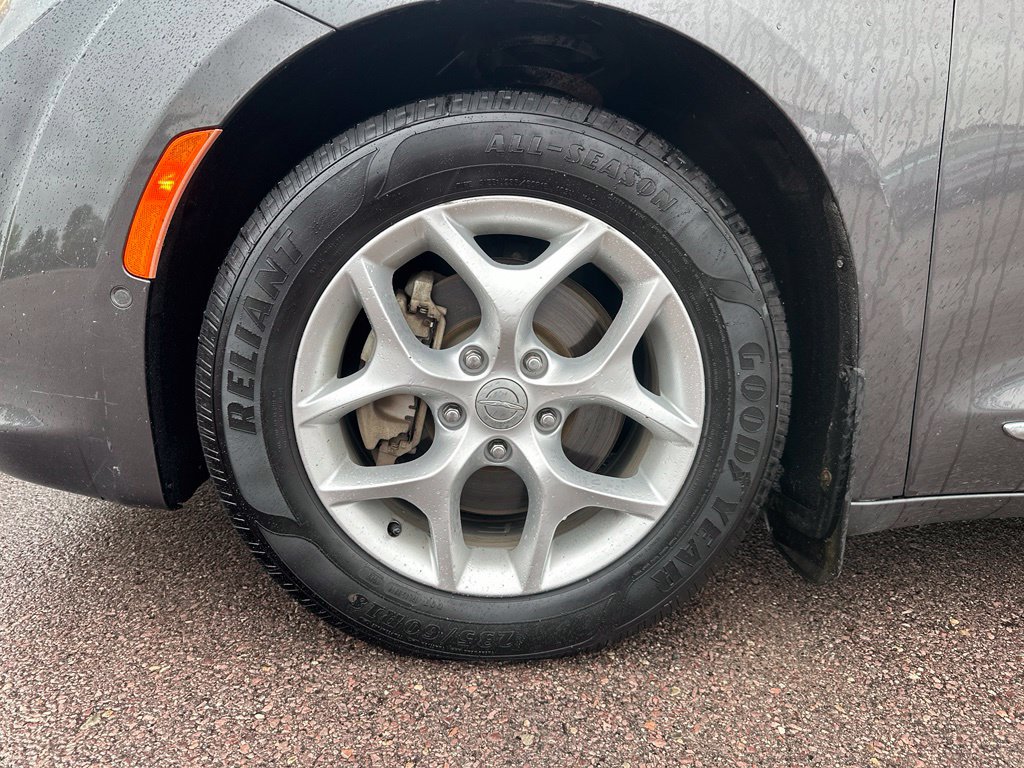 Used 2018 Chrysler Pacifica Touring-L Plus FWD image 40
