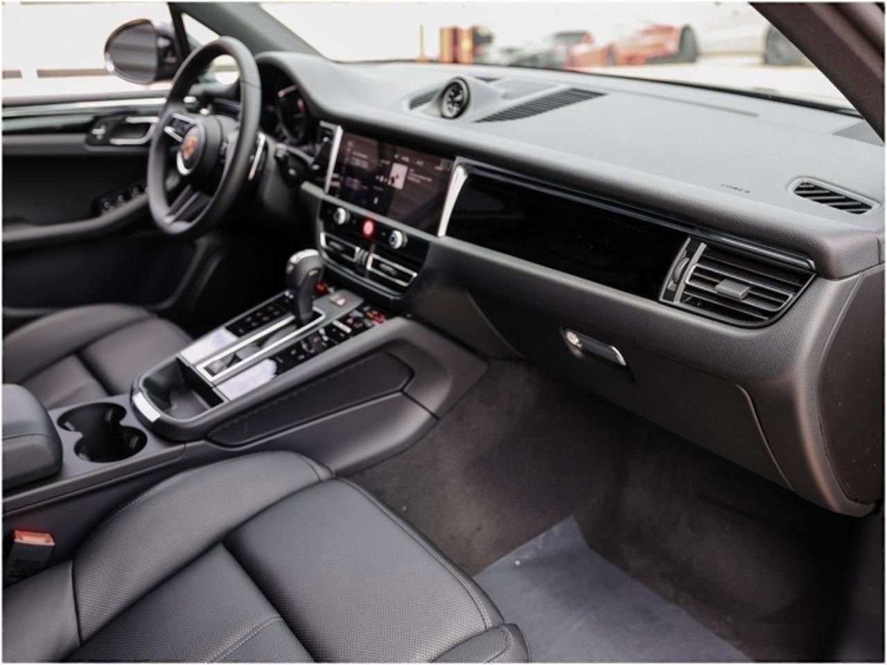 Certified 2025 Porsche Macan AWD/4WD image 26