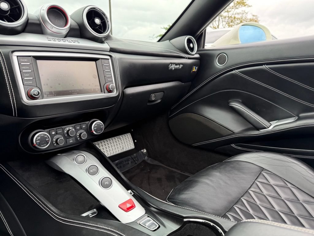 Used 2015 Ferrari California T RWD image 61