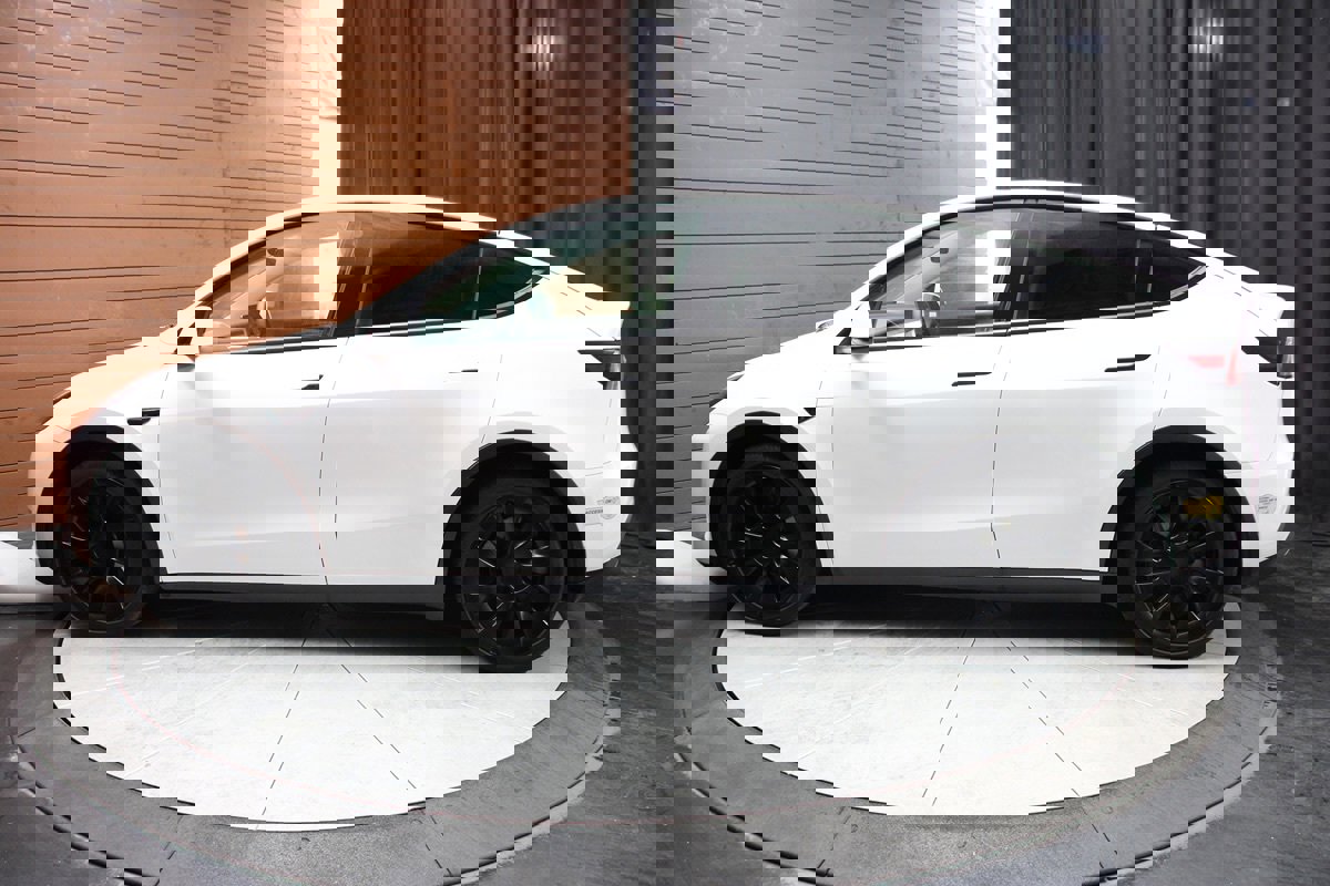 Used 2022 Tesla Model Y Long Range image 70