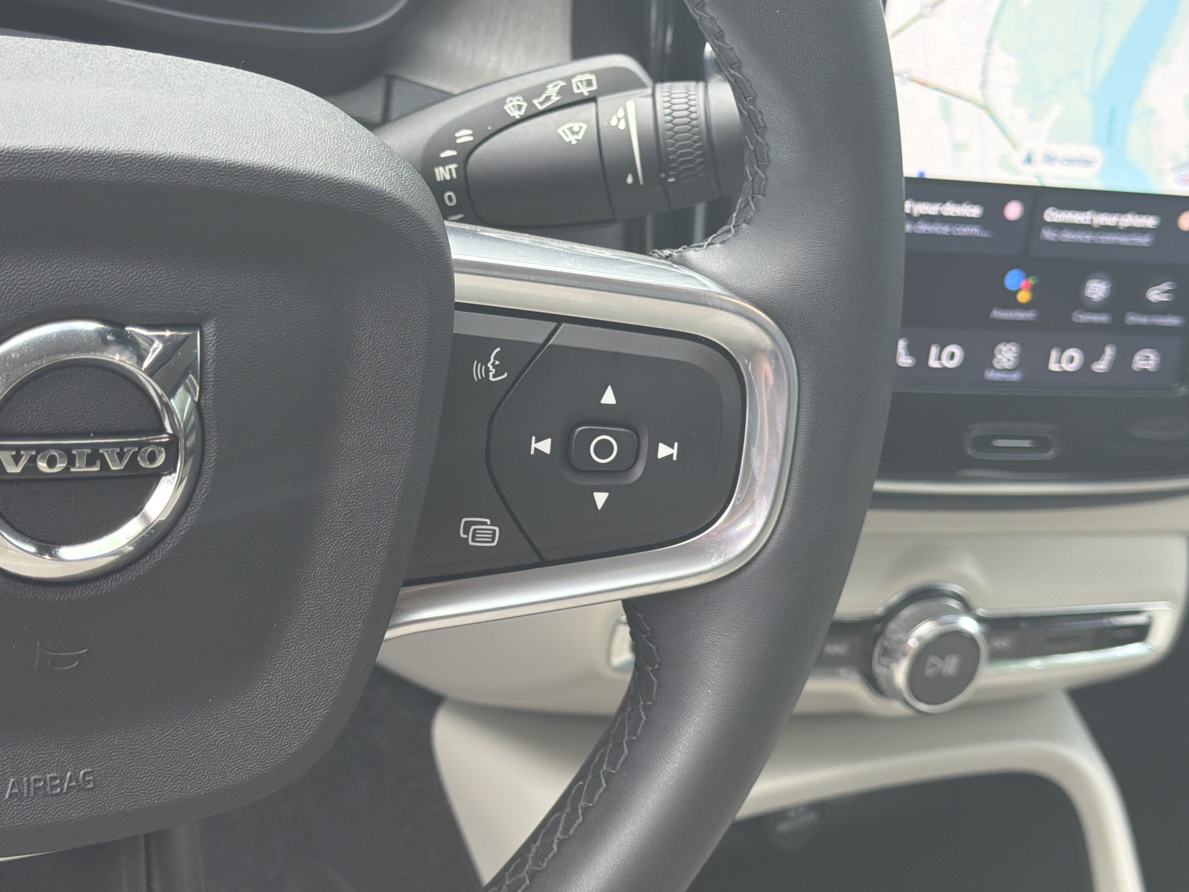 Certified 2025 Volvo XC40 B5 Plus AWD/4WD image 20