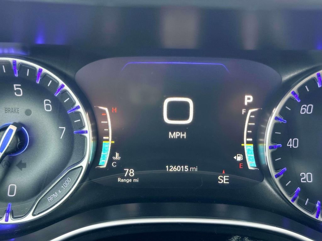 Used 2017 Chrysler Pacifica Limited image 19