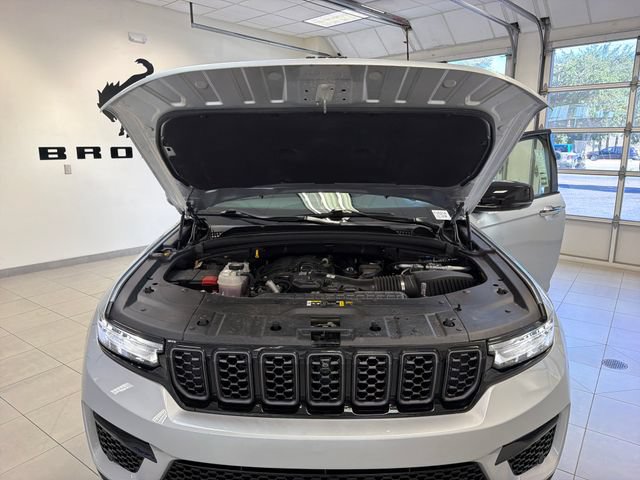 Used 2025 Jeep Grand Cherokee Summit w/ Obsidian Package AWD/4WD image 25