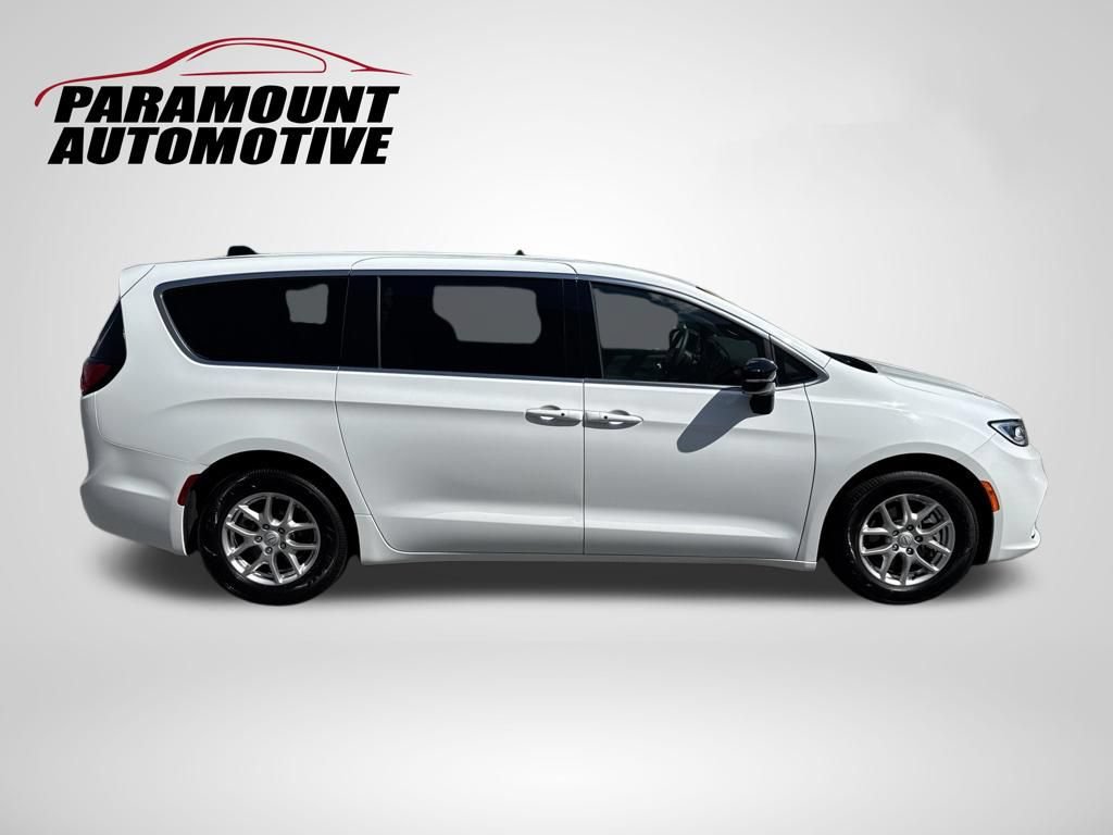 Used 2025 Chrysler Pacifica Select FWD image 8