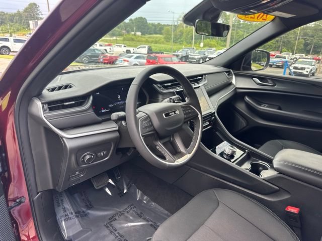 Used 2025 Jeep Grand Cherokee Laredo RWD image 9