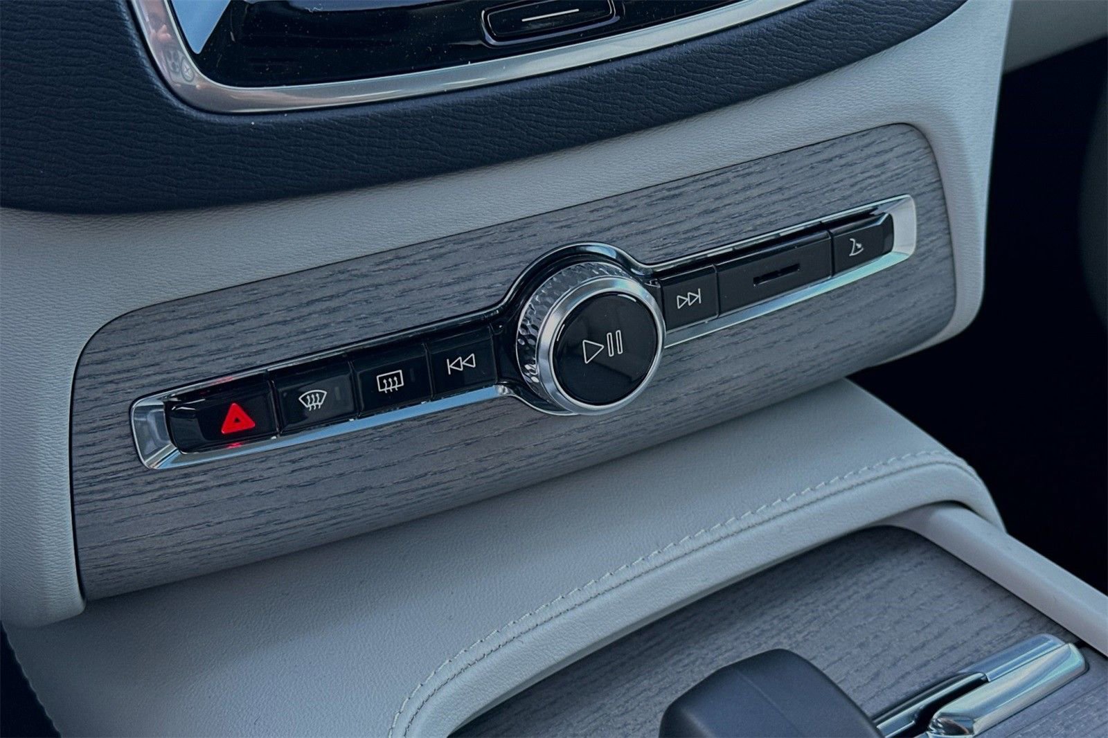 Certified 2025 Volvo XC90 B6 Core w/ Climate Package image 20