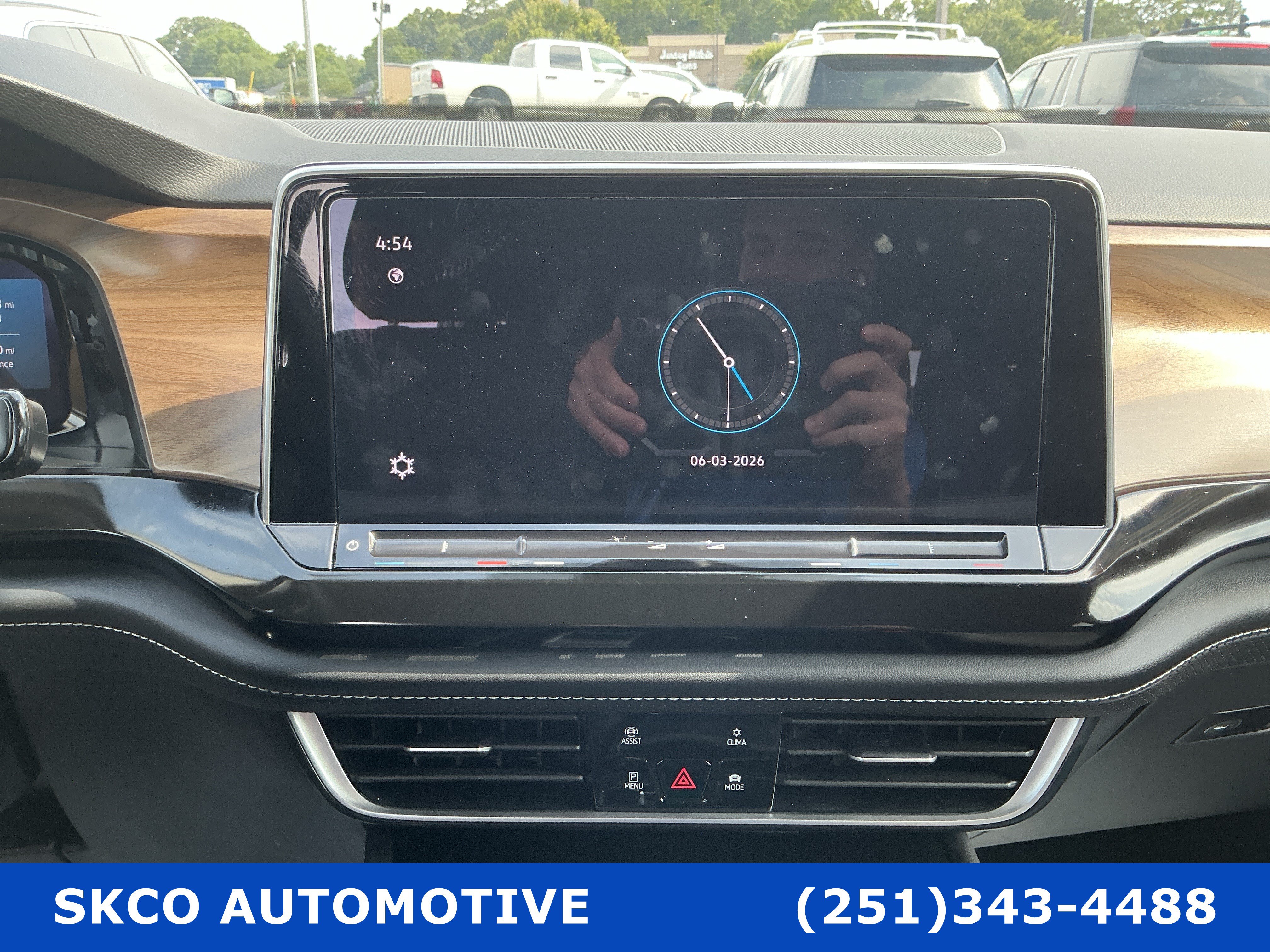 Used 2025 Volkswagen Atlas SE AWD/4WD image 16
