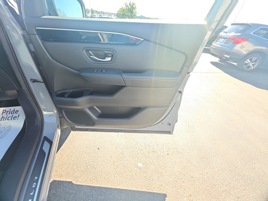 Used 2025 Honda Pilot Touring image 35