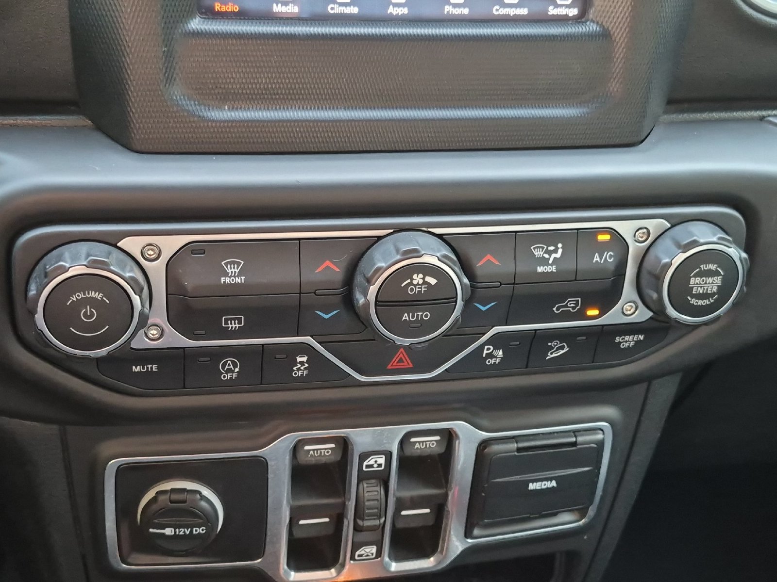 Used 2018 Jeep Wrangler Unlimited Sahara AWD/4WD image 22
