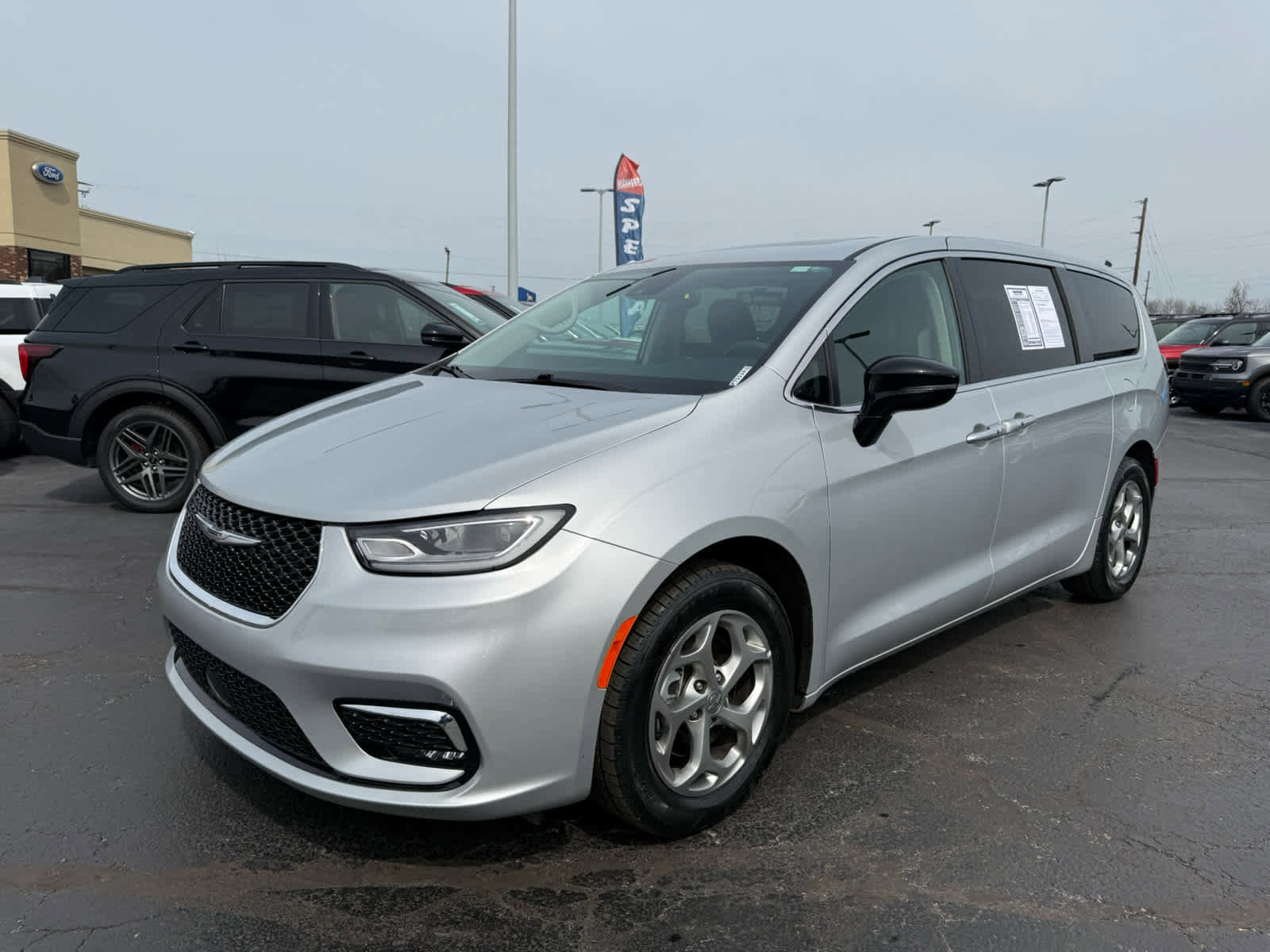 Used 2024 Chrysler Pacifica Limited FWD image 26