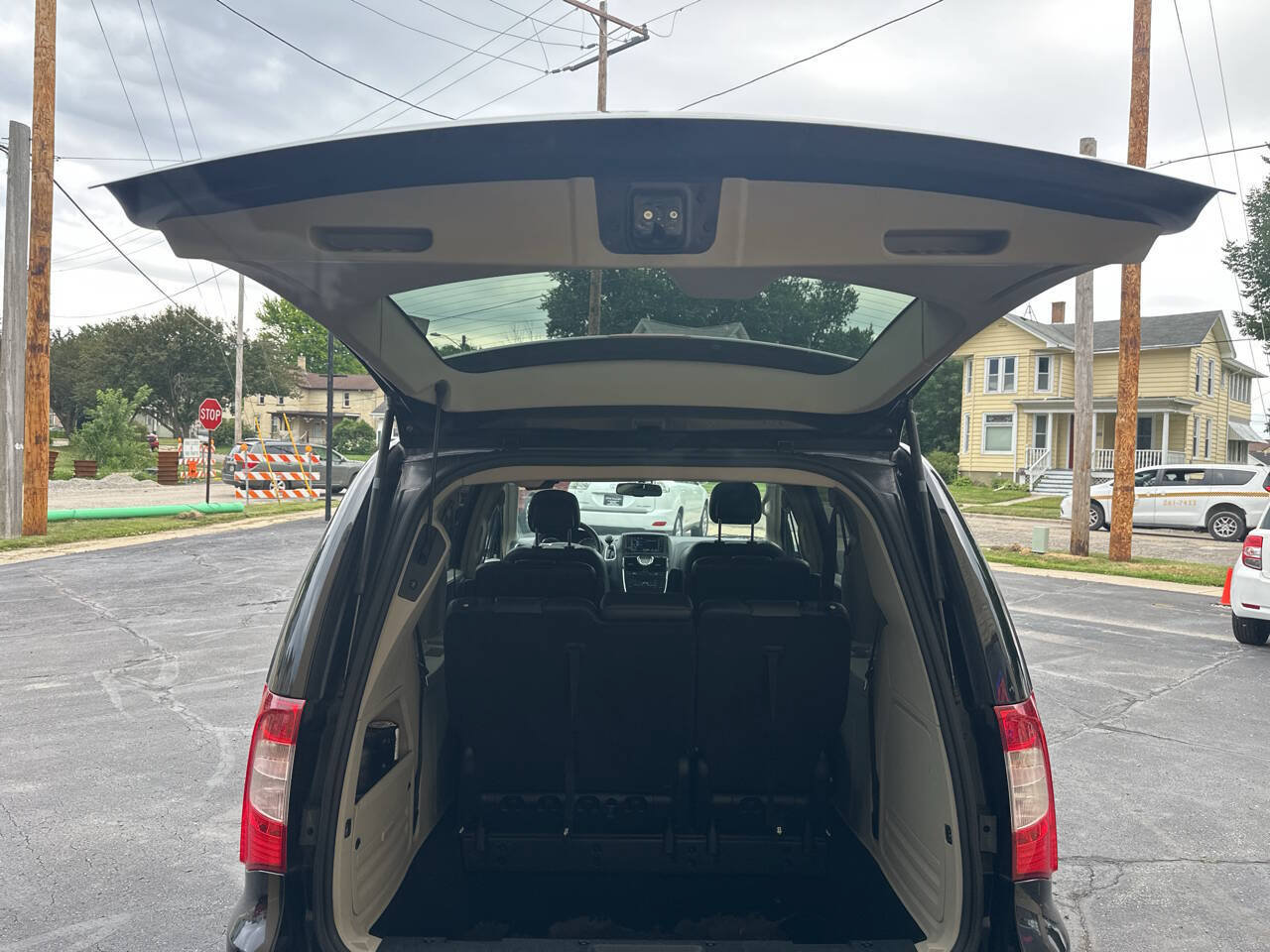 Used 2015 Chrysler Town & Country Touring FWD image 10