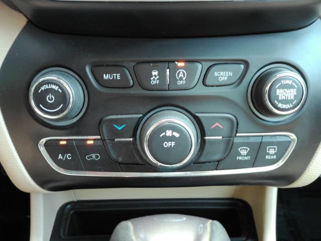 Used 2019 Jeep Cherokee Latitude w/ Popular Appearance Group FWD image 36
