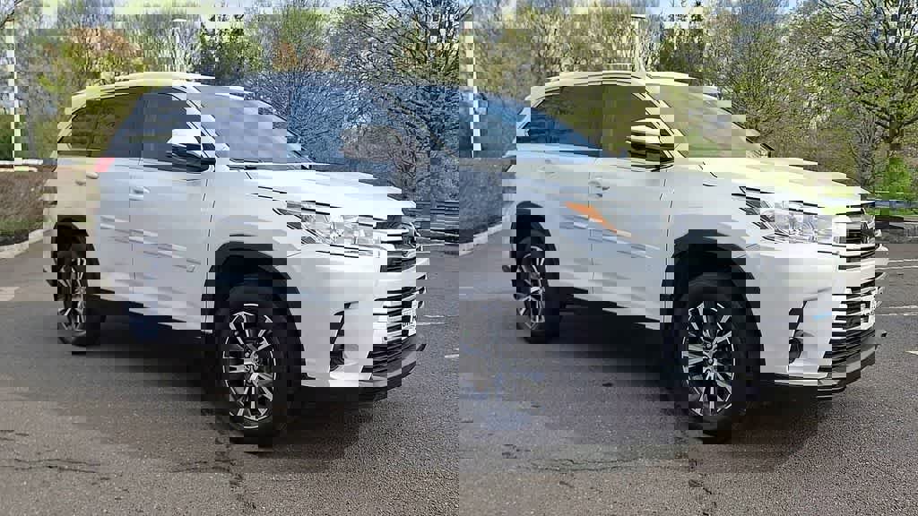 Used 2019 Toyota Highlander LE image 2