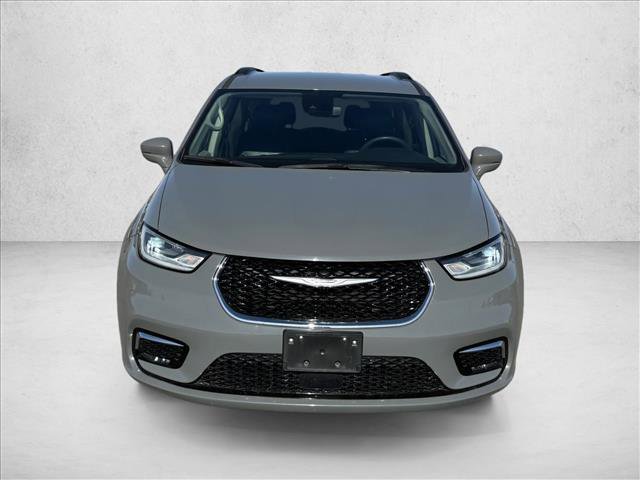 Used 2022 Chrysler Pacifica Touring-L FWD image 2