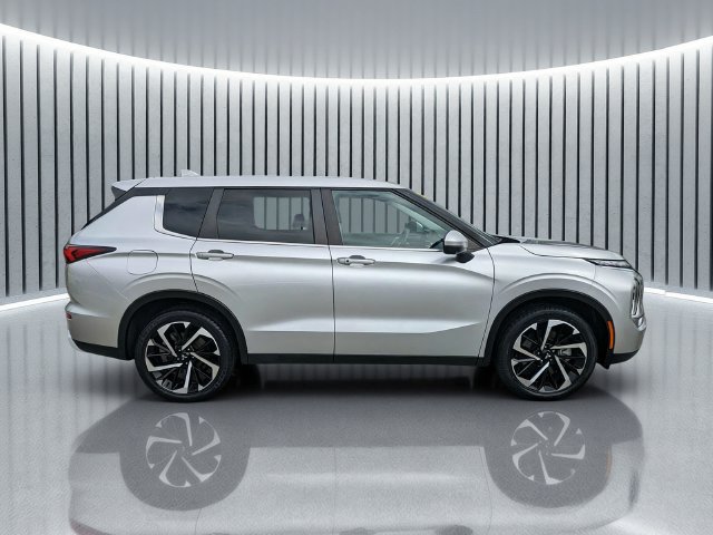 Used 2023 Mitsubishi Outlander SE AWD/4WD image 3