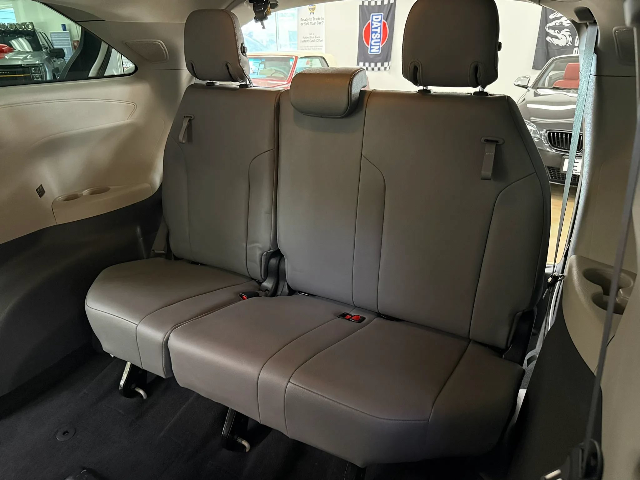 Used 2022 Toyota Sienna XLE w/ XLE Plus Package FWD image 12