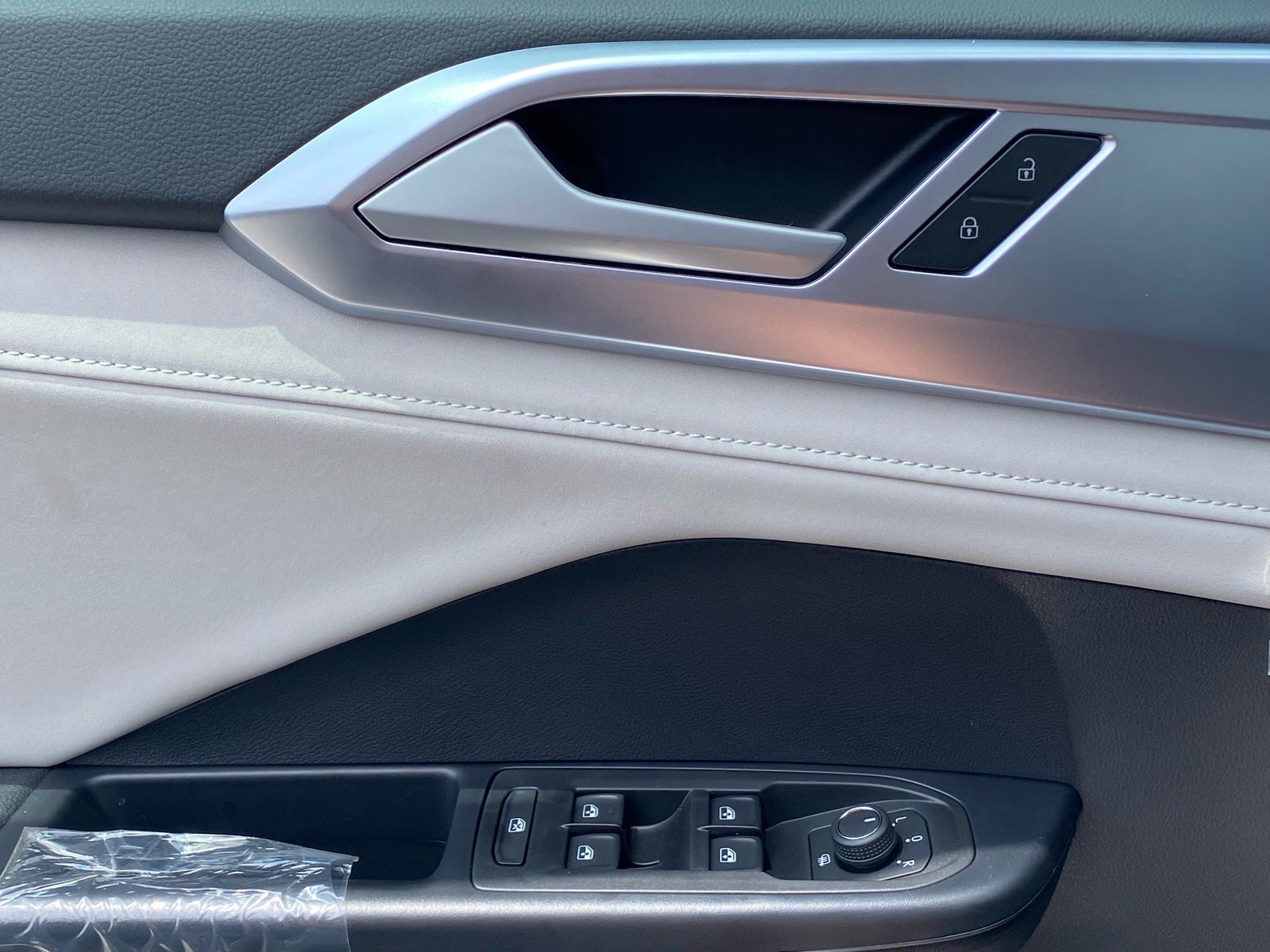 New 2026 Volkswagen Taos SE FWD image 8