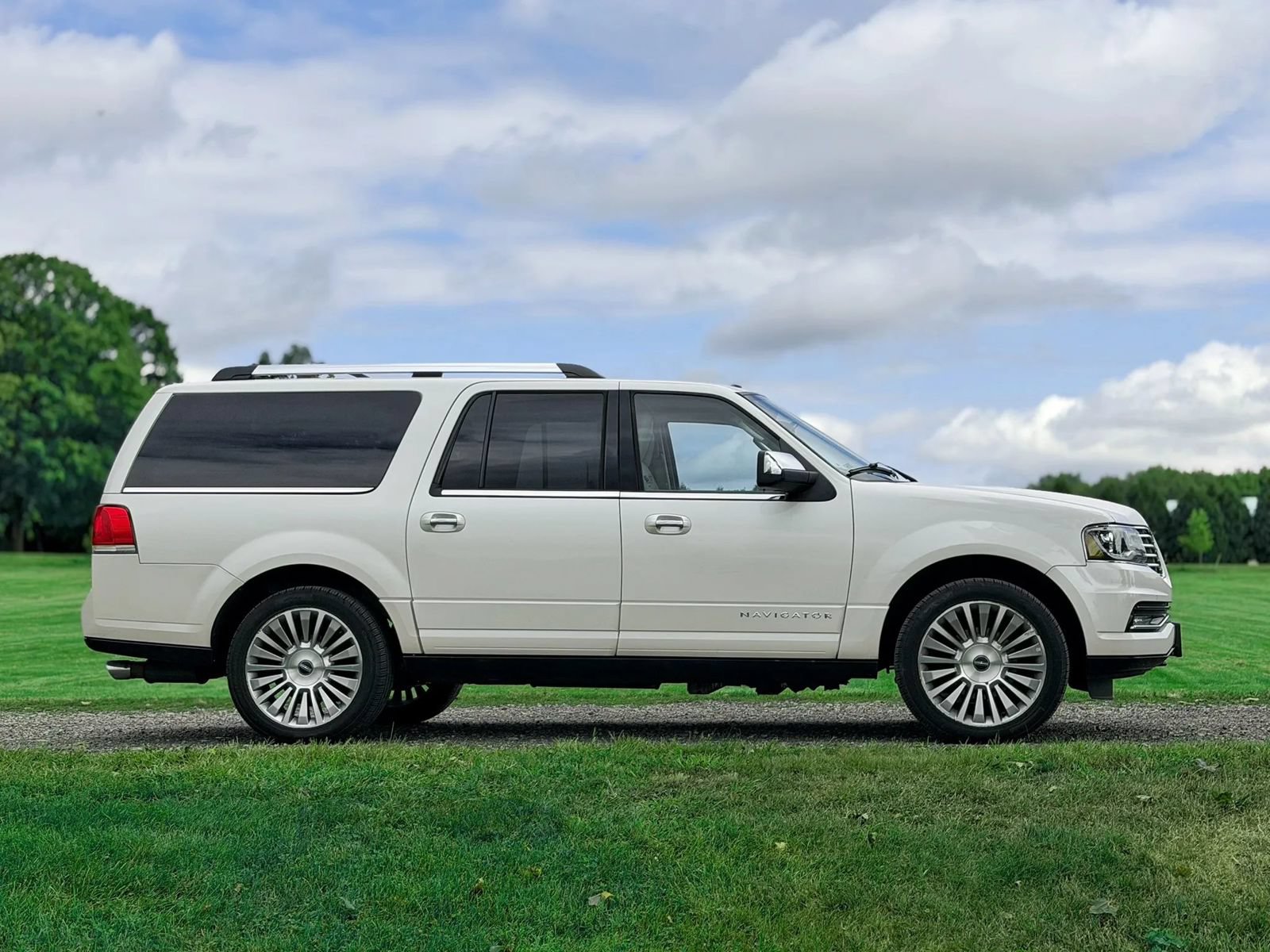 Used 2015 Lincoln Navigator L 4WD w/ Equipment Group 101A Reserve image 6