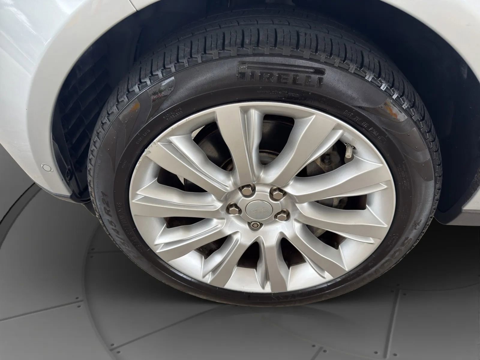 Used 2017 Land Rover Range Rover HSE image 25