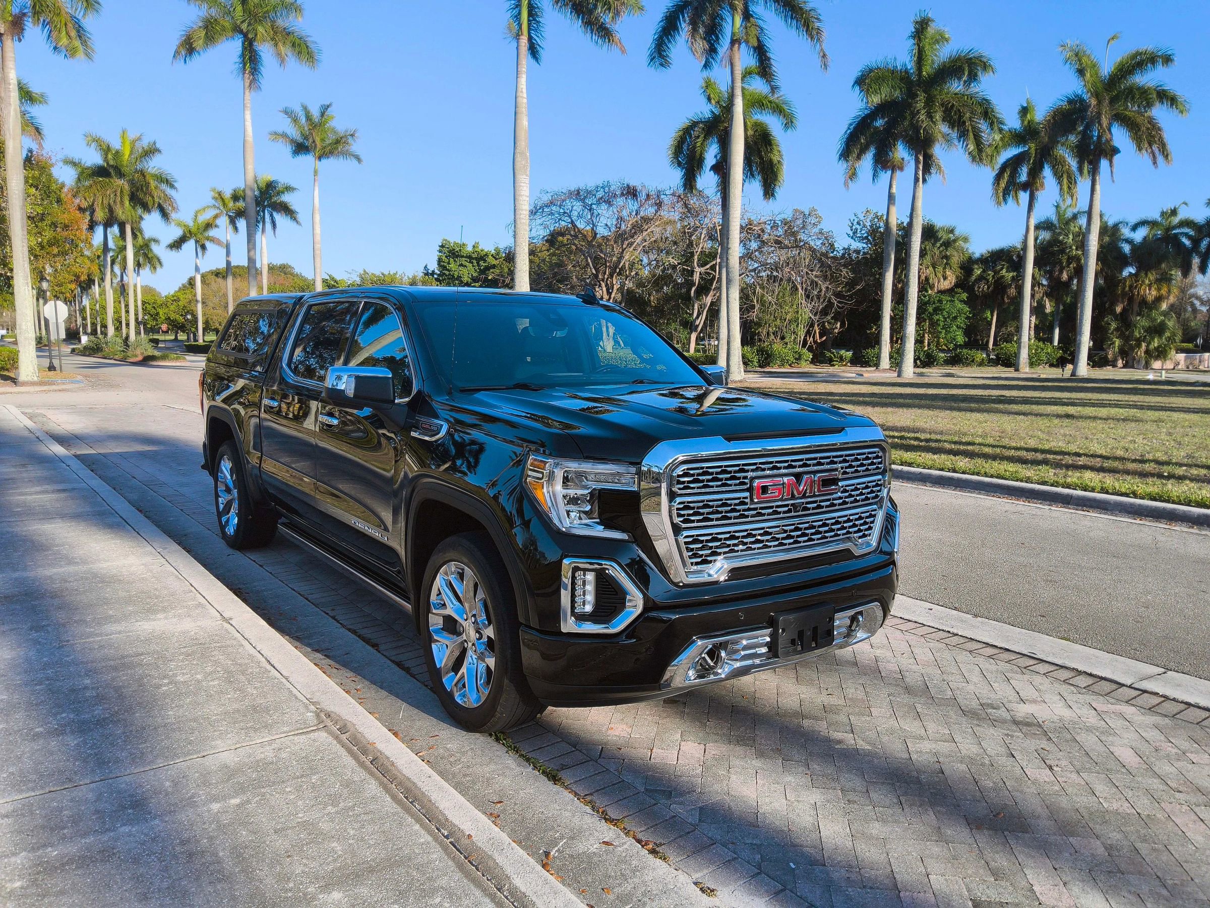 Used 2019 GMC Sierra 1500 Denali w/ Technology Package AWD/4WD image 1