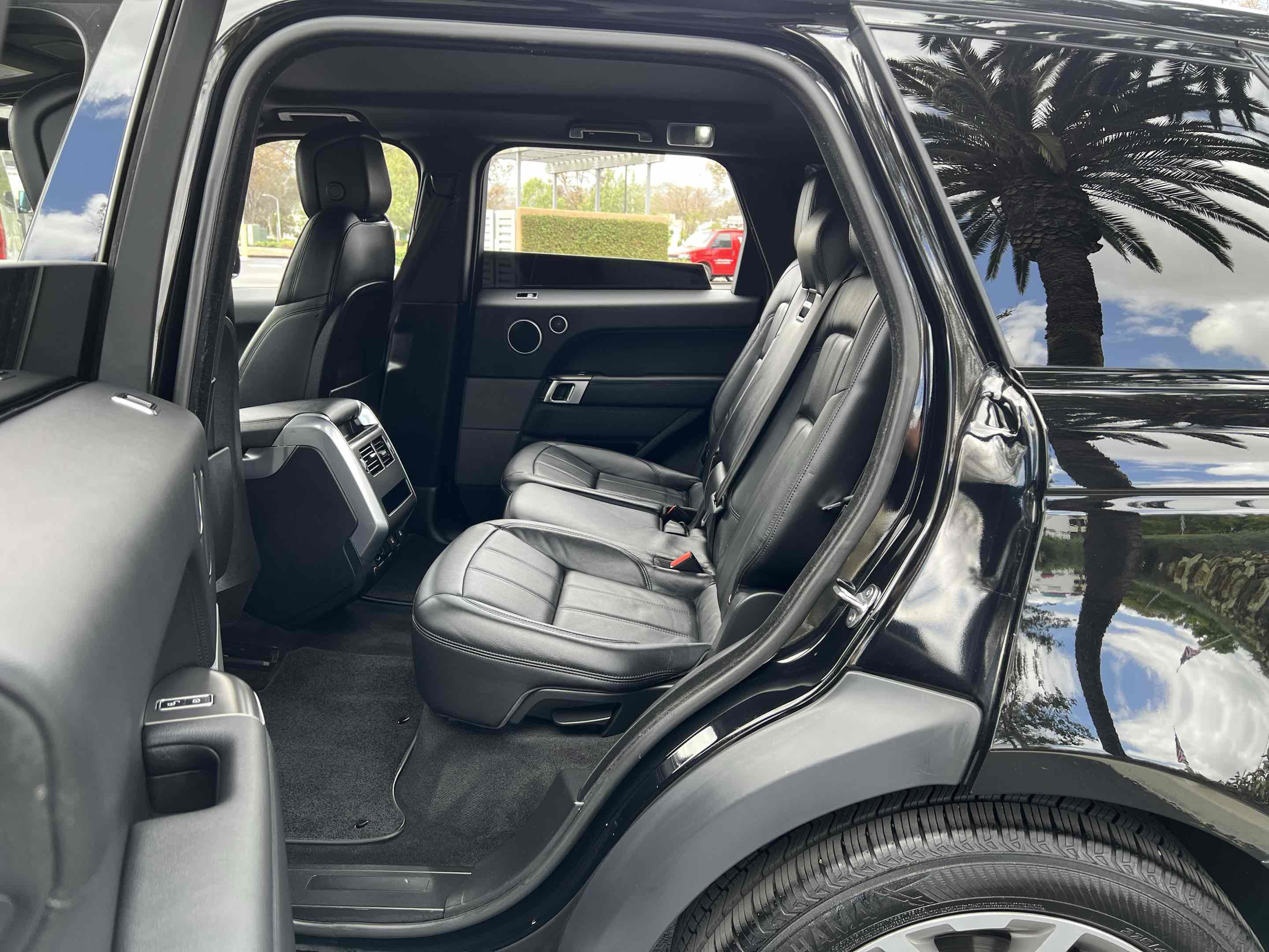 Used 2020 Land Rover Range Rover Sport SE AWD/4WD image 5