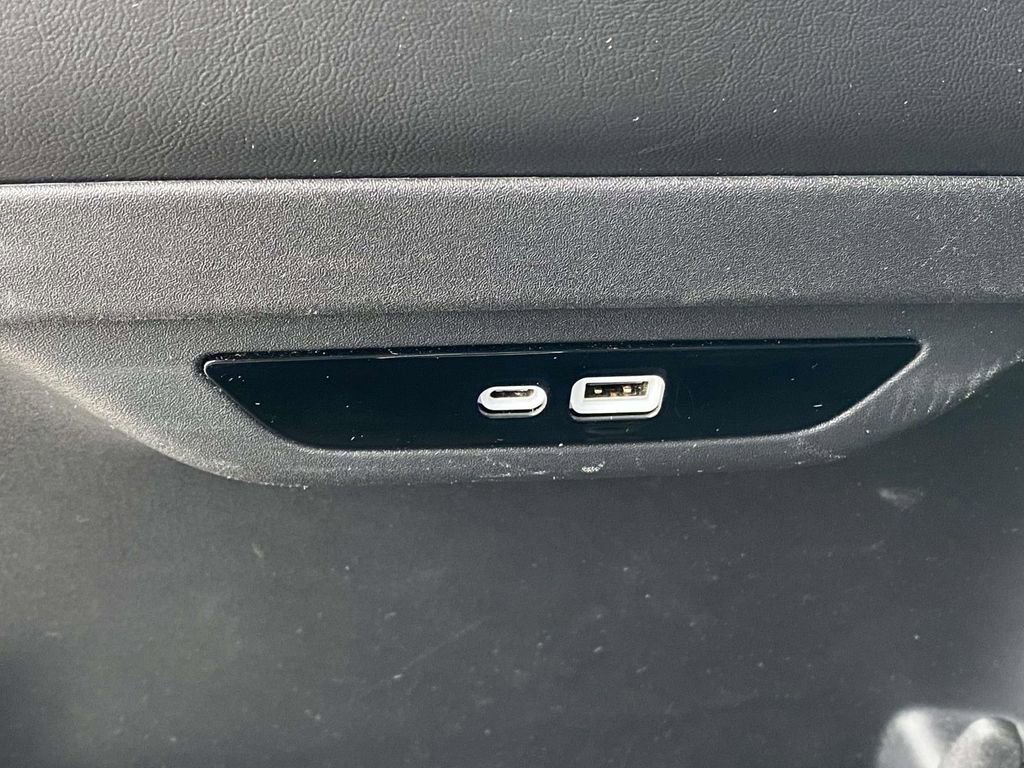 Used 2024 Chrysler Pacifica Touring-L image 11