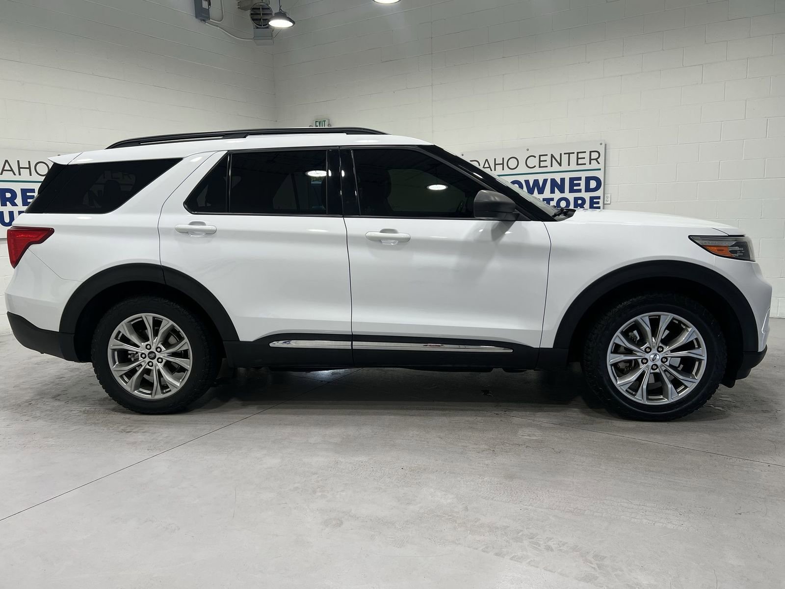 Used 2020 Ford Explorer XLT w/ Equipment Group 202A AWD/4WD image 9