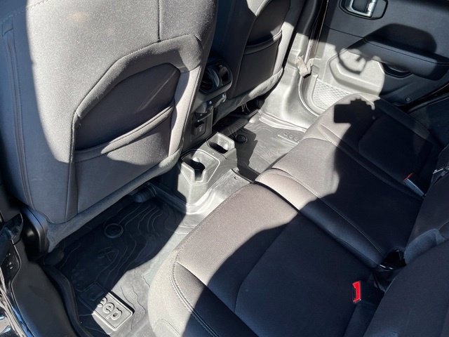 Used 2022 Jeep Wrangler Unlimited Sahara AWD/4WD image 19