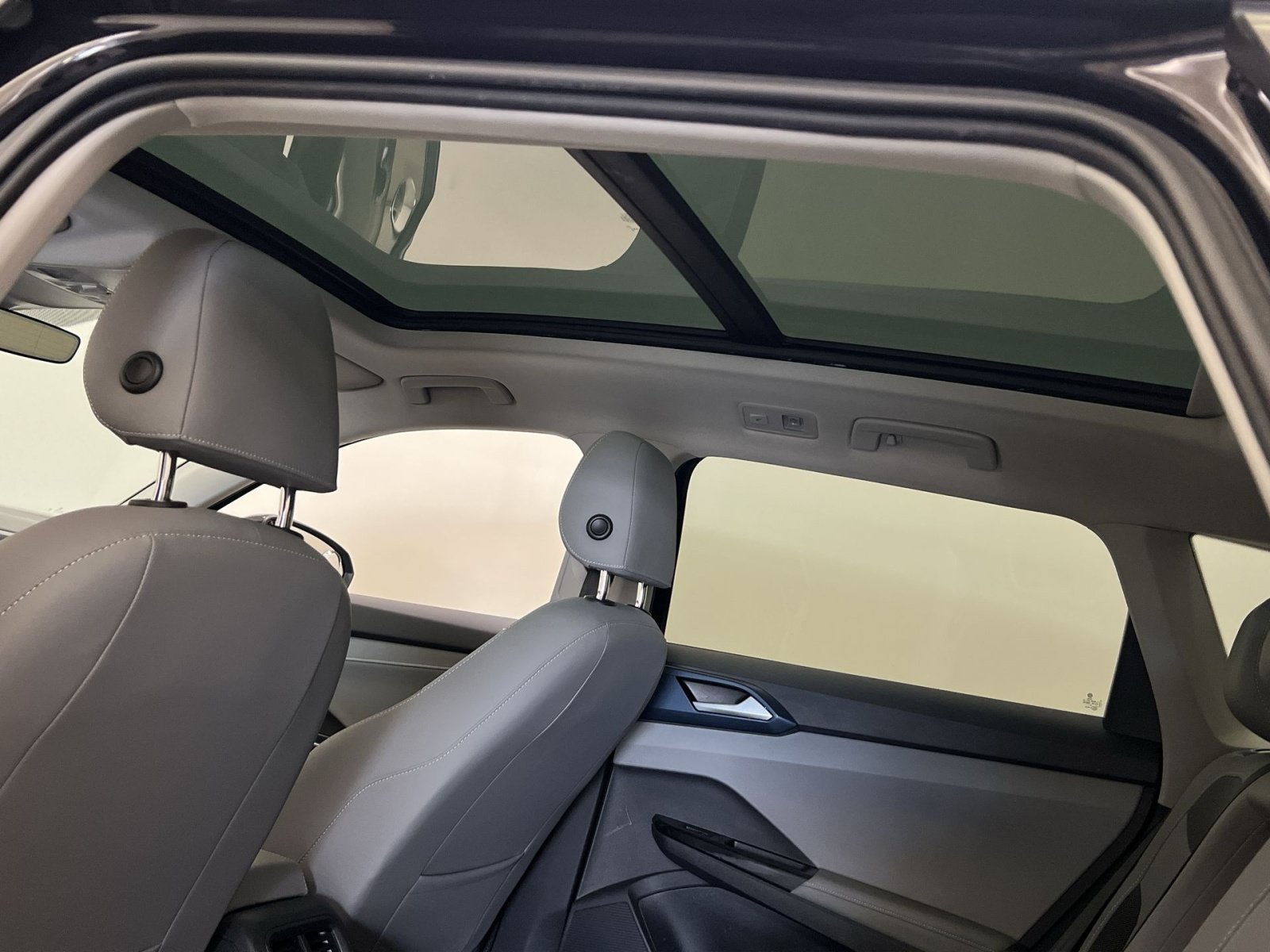 Used 2024 Volkswagen Taos SE w/ Panoramic Sunroof Package FWD image 23