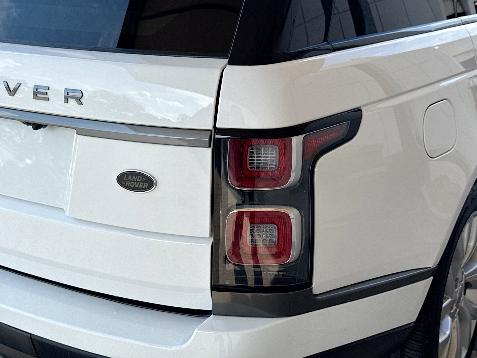 Used 2019 Land Rover Range Rover Velar R-Dynamic SE image 28