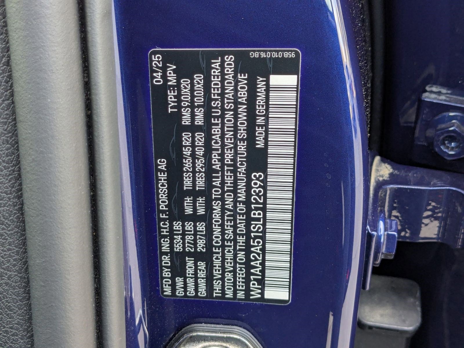 Certified 2025 Porsche Macan image 30