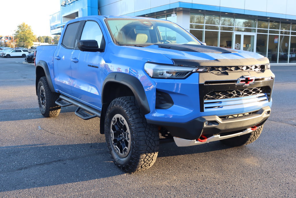 Used 2025 Chevrolet Colorado ZR2 w/ Technology Package AWD/4WD image 2