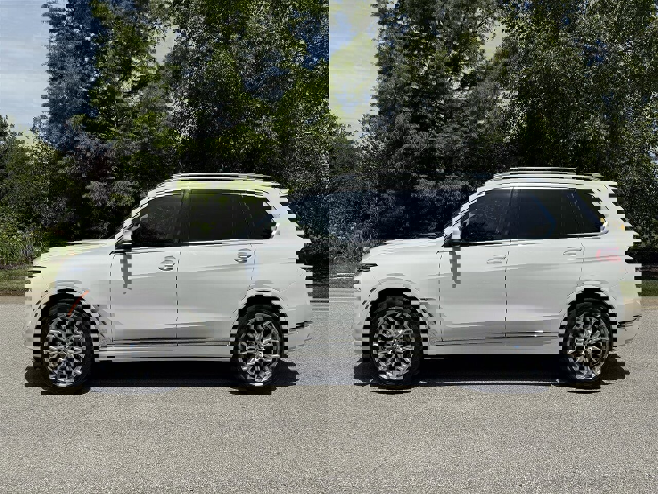 Used 2023 BMW X7 xDrive40i w/ Premium Package image 2