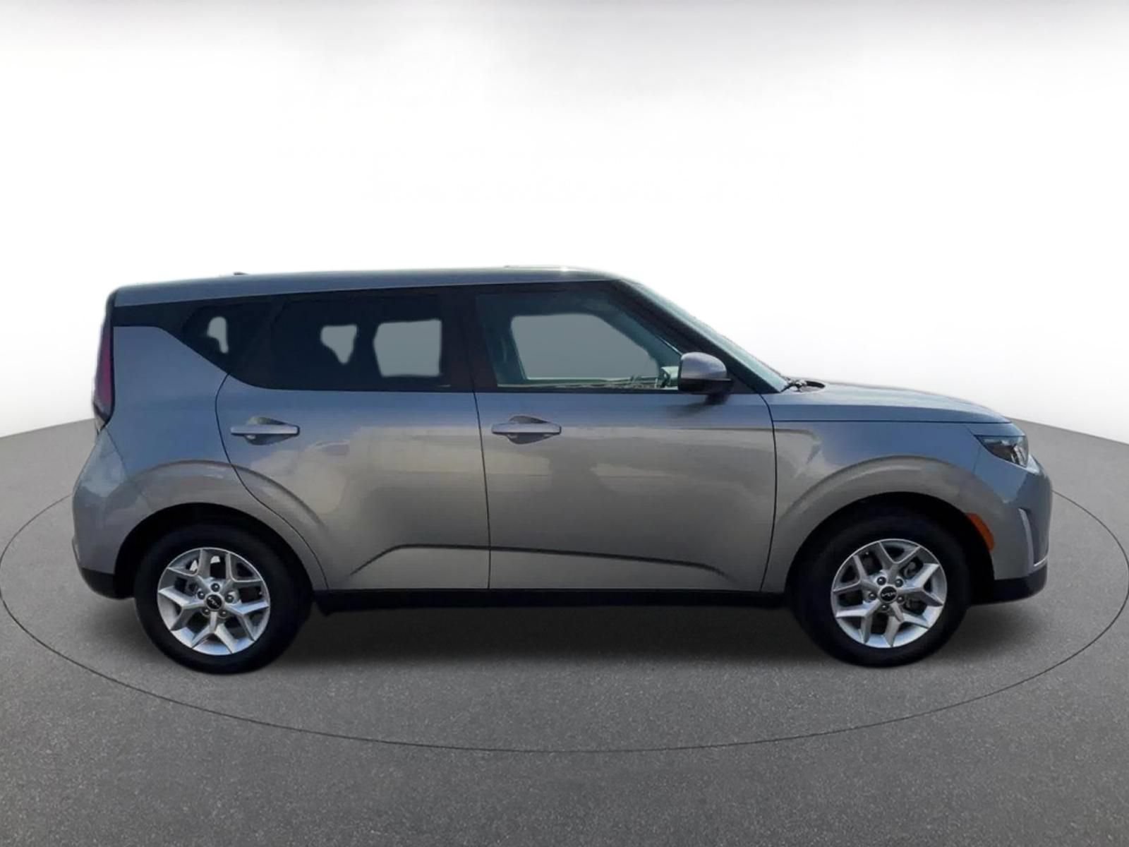 Used 2025 Kia Soul LX w/ LX Technology Package FWD image 16
