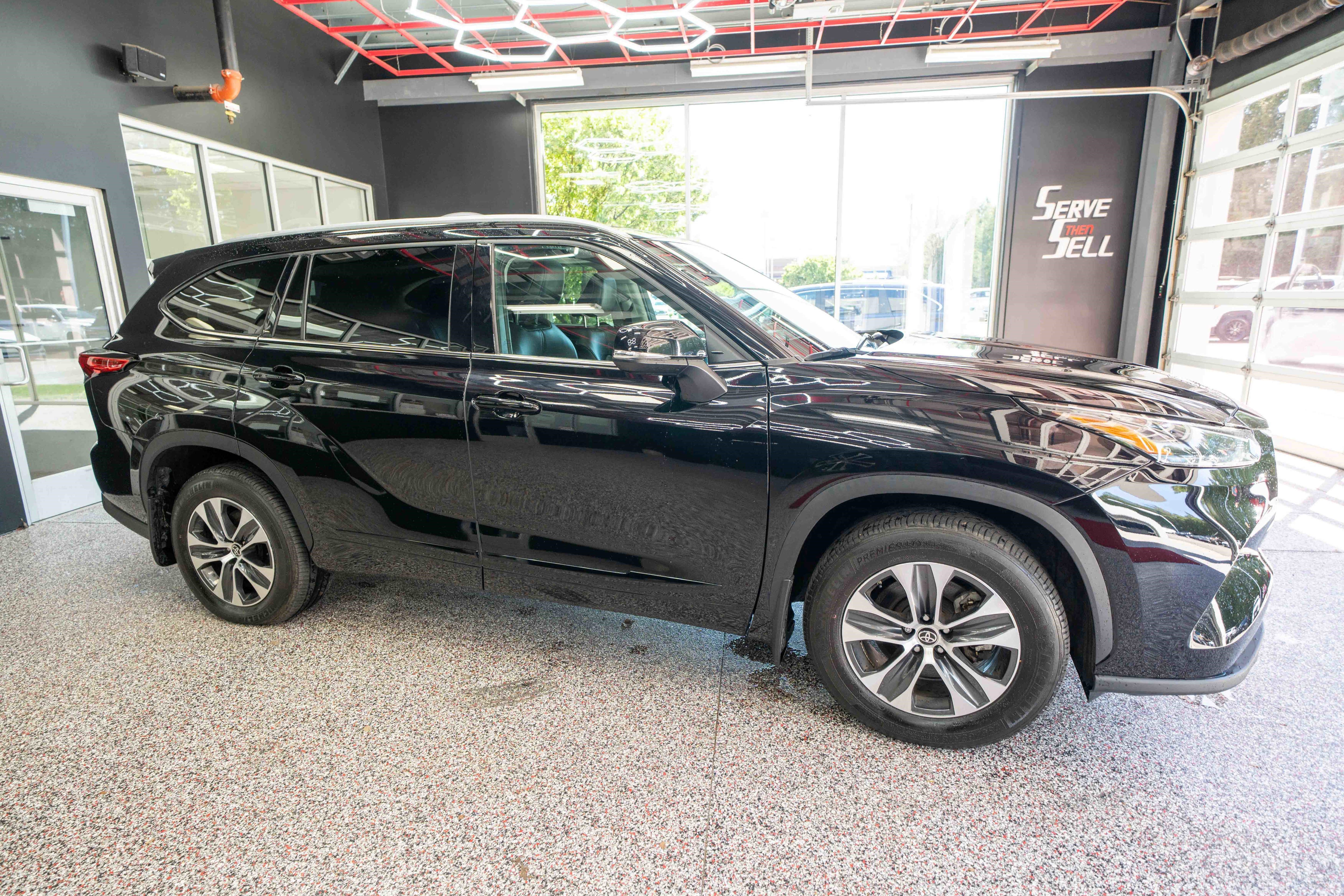 Used 2022 Toyota Highlander XLE AWD/4WD image 5
