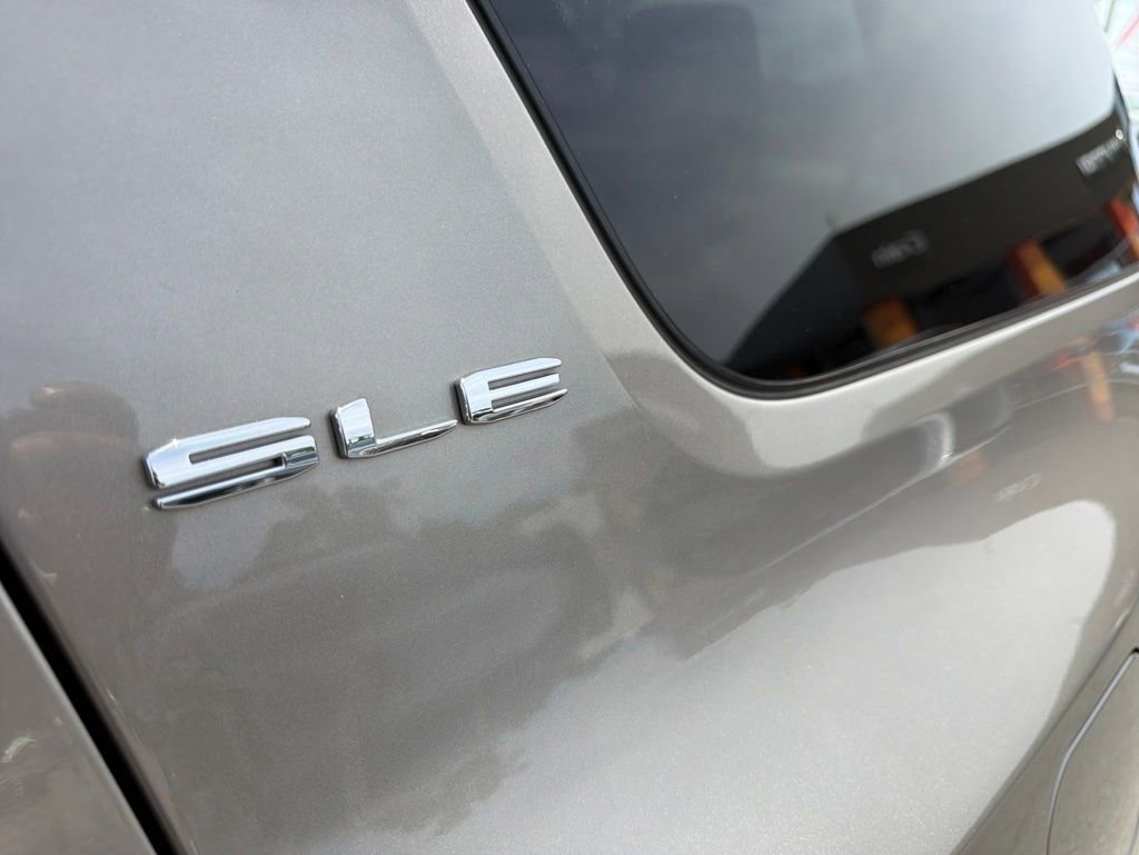 Used 2023 GMC Acadia SLE w/ Driver Convenience Package FWD image 15
