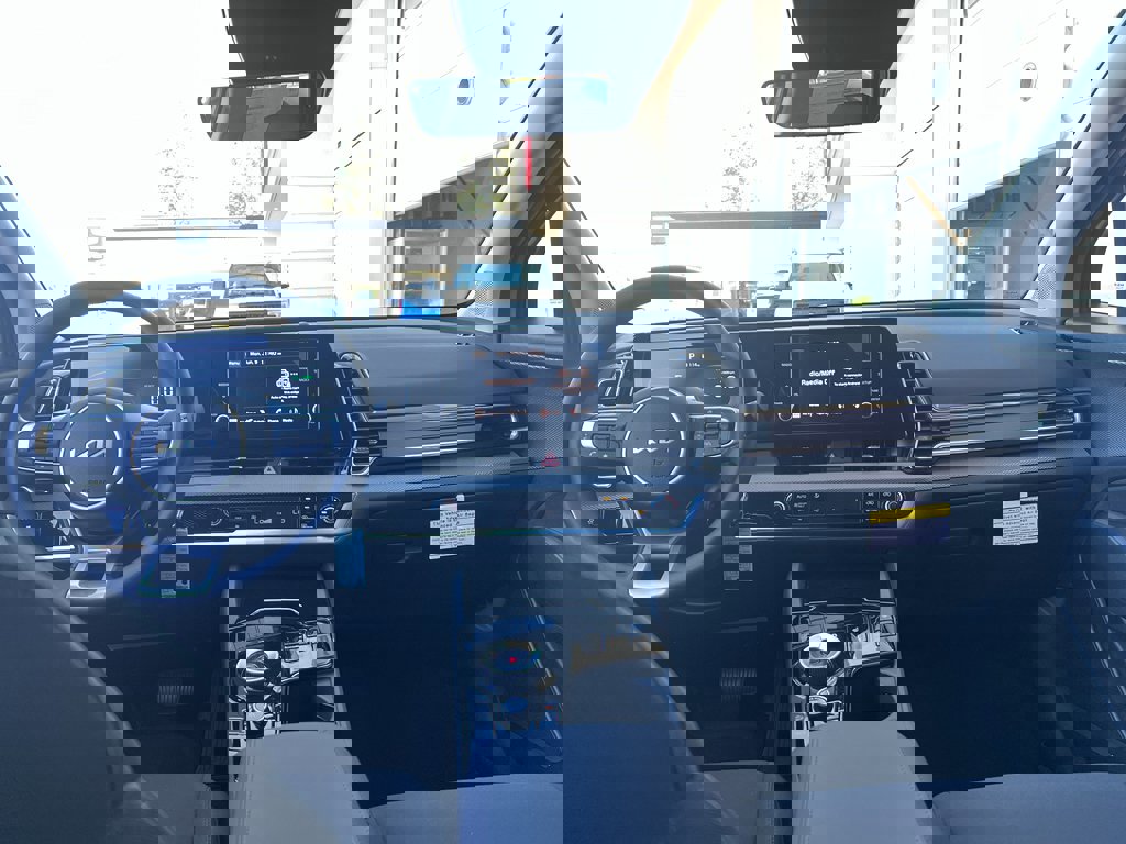 New 2025 Kia Sportage LX image 16