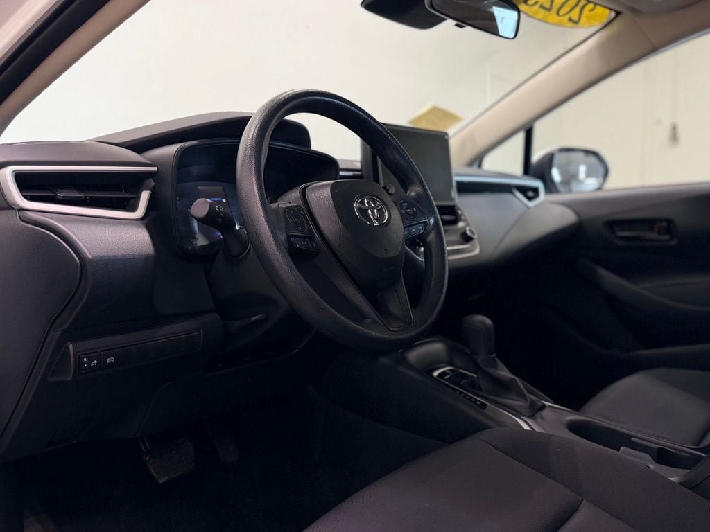 Used 2025 Toyota Corolla LE FWD image 10
