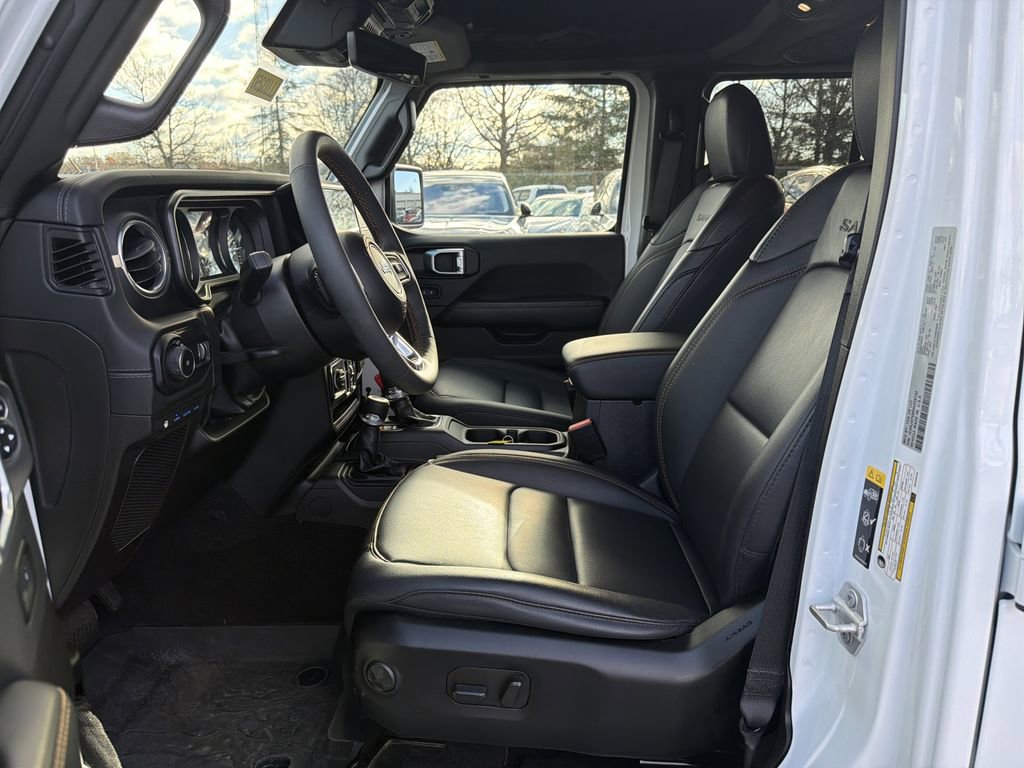 Used 2024 Jeep Wrangler Unlimited Sahara w/ Technology Group AWD/4WD image 12