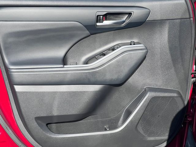 Used 2022 Toyota Highlander XLE AWD/4WD image 15