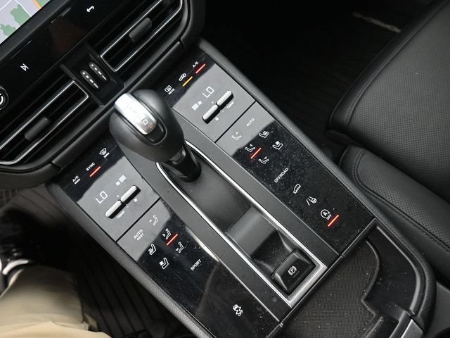 Certified 2022 Porsche Macan AWD/4WD image 15