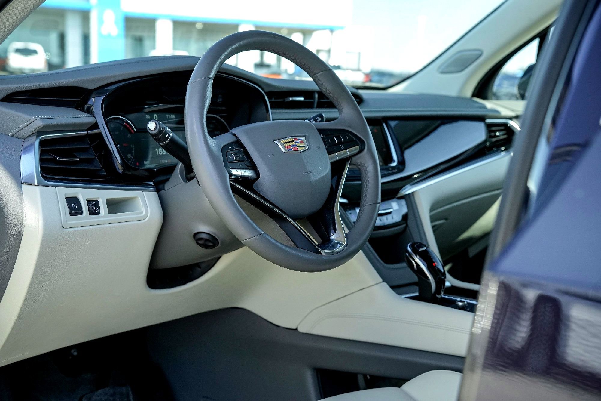 Used 2025 Cadillac XT6 Premium Luxury image 8