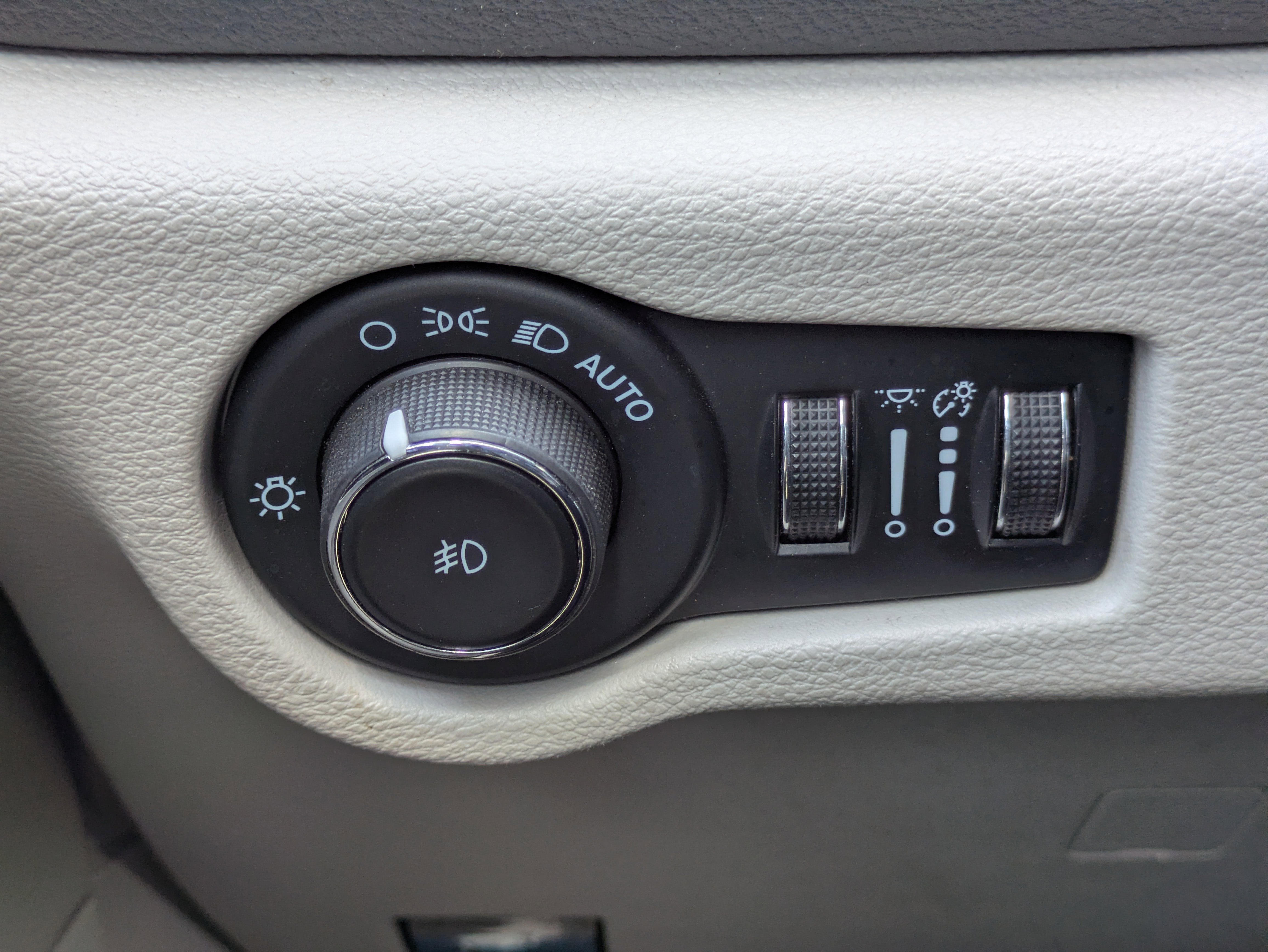 Used 2023 Chrysler Pacifica Limited image 16