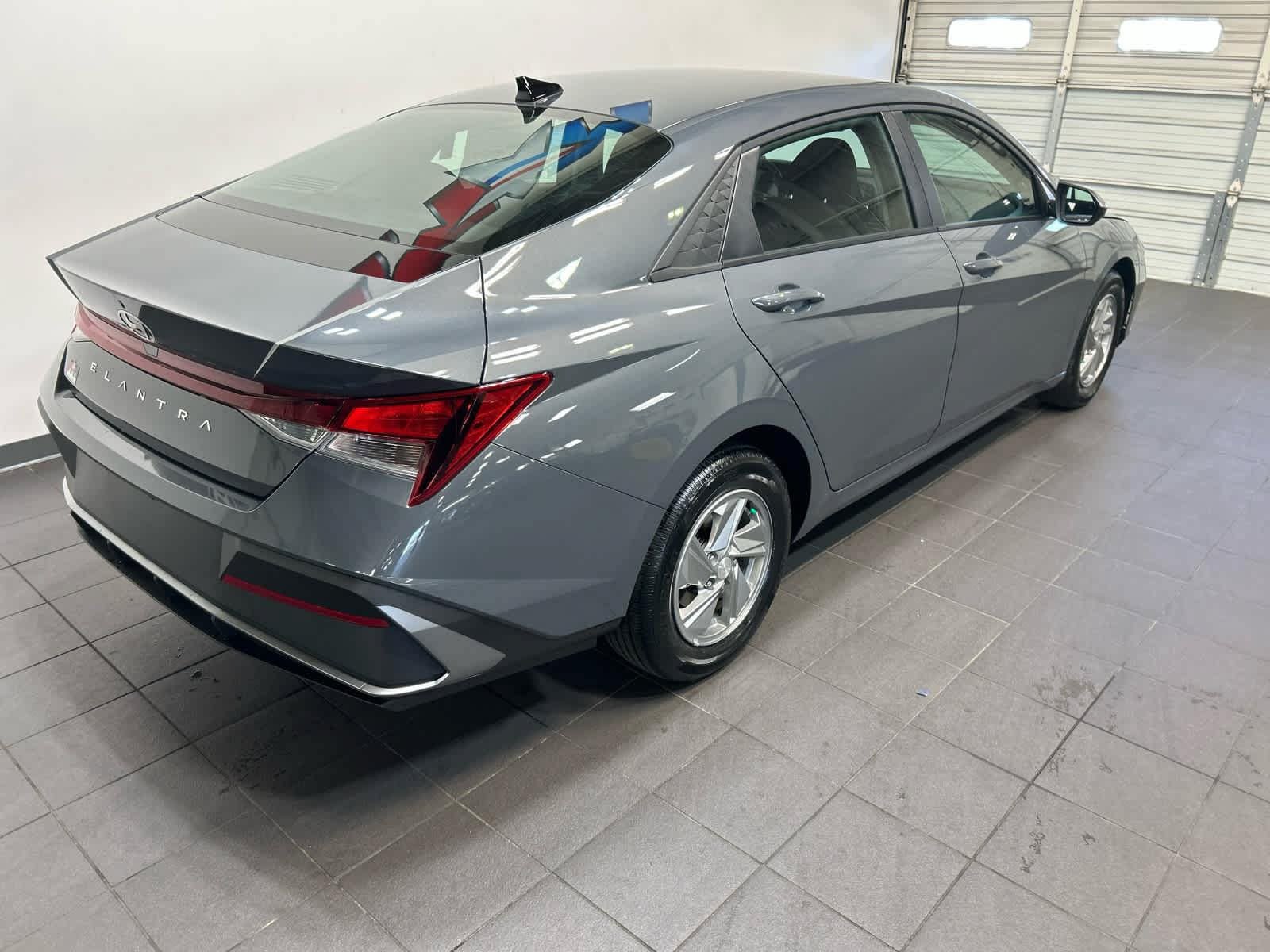 New 2026 Hyundai Elantra SE FWD image 3