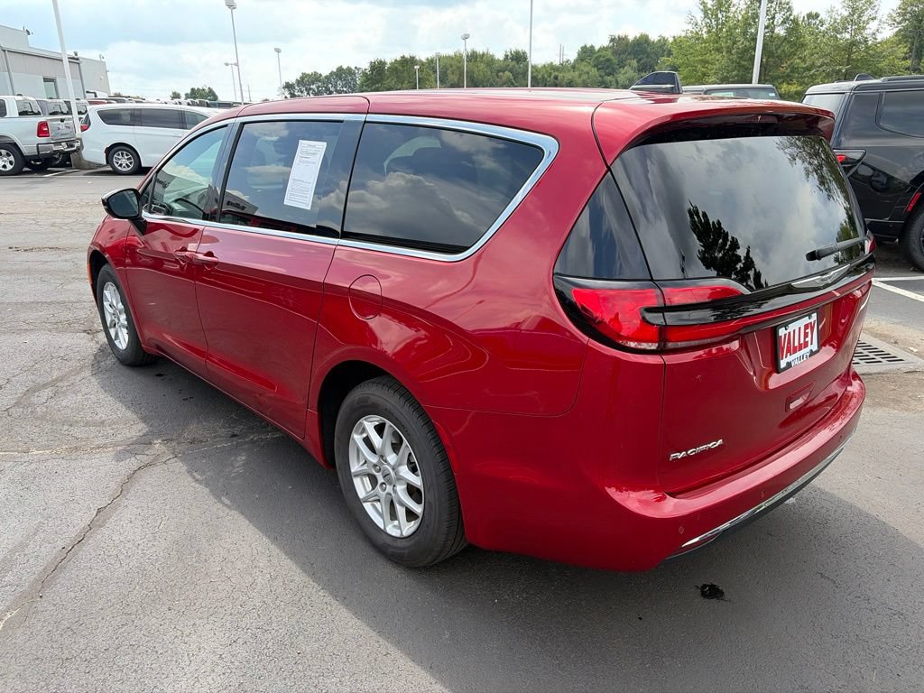 Used 2025 Chrysler Pacifica Select FWD image 5